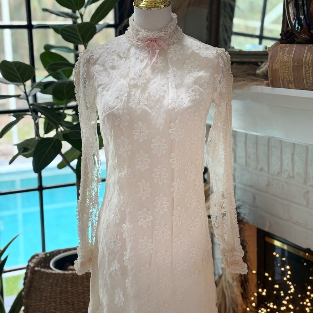 Vintage 1960s Chic Cream Floral Lace Long Sleeve Dress